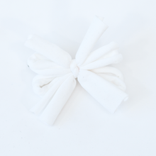 Load image into Gallery viewer, Pearl Clip Bow